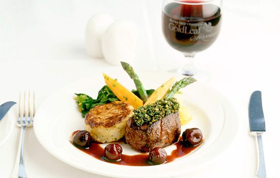 Canadian train - Rocky Mountaineer - A lunch onboard in Goldleaf class
