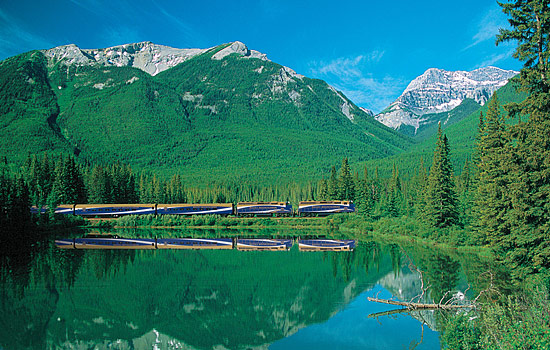 Canadian railway - Canadian train - After a day in Whistler, you'll travel on board the Rocky Mountaineer to Jasper.