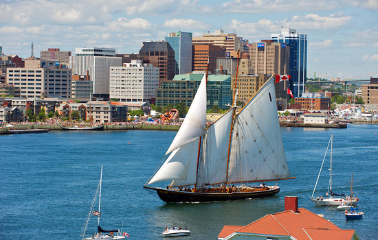 Canadian railway - Canadian train - To arrive in the maritime city of Halifax with all the coastal beauty to discover.