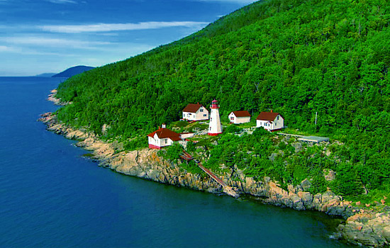 Canadian train - Canadian pacific railway - Explore the coast of the St. Lawrence River on your Canadian train trip