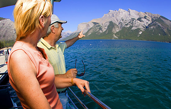 Canadian train - Rocky Mountaineer - Learn and discover about the surrounding areas on guided tours