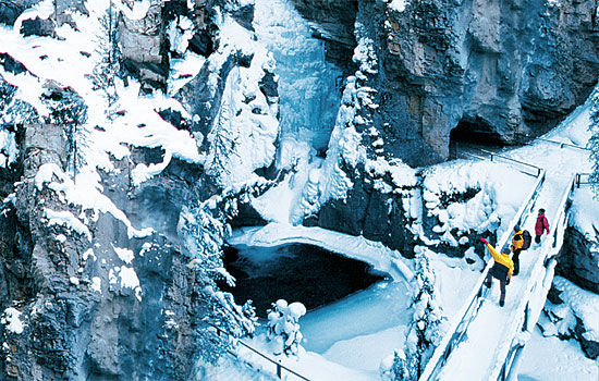 Canadian railway - Canada rail - Try ice-walking in the Johnstone Canyon in Banff