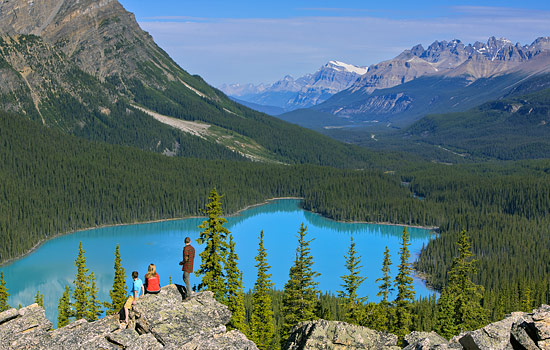 Discover the breathtaking vistas of the Canadian Rockies on this spectacular train journey.